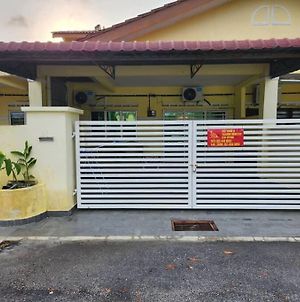 Cozy 61 Klia Sepang With 3 Airconds & Wifi Βίλα Banting  Exterior photo