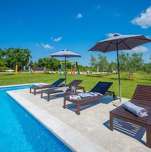 Traumhafte Villa Mit Privatem Pool, Wlan, Kinderspielplatz Und Grossen Garten Mit Grill Marčana Exterior photo