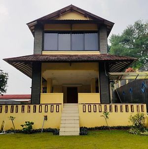 Villa Mawar Bumi Citeko Μπογκόρ Exterior photo
