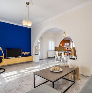 Modern 2 Bed Apartment In Downtown Of Fira Exterior photo