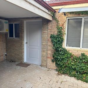 Lovely Large Studio In Canning Vale Βίλα Περθ Exterior photo