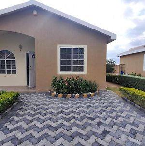 Lovely 2-Bed House In Portmore Exterior photo