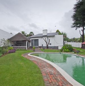 Cheerful 3 Bedroom Home With Pool And Serenity Germiston Exterior photo