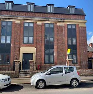 Newly Built 2 Bed Flat In The Heart Of Leek Διαμέρισμα Exterior photo