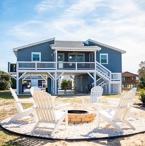 Happier Than a Byrd with a French Fry Oak Island Exterior photo