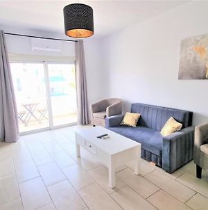 Coastal Getaway: 2 Apartments For Up To 14 Guests! Light-Flooded And Spacious Λάρνακα Exterior photo