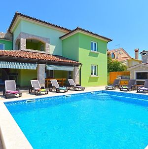 Family Friendly Apartments With A Swimming Pool Galizana, Fazana - 20796 Exterior photo