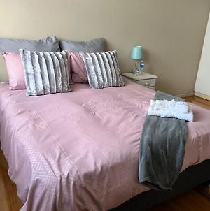 Simple Bedroom In Shared Flat Πορτ Ελίζαμπεθ Exterior photo