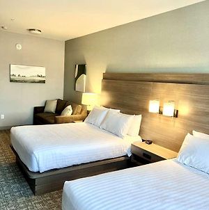 Best Western Plus Pitt Meadows Inn & Suites Room photo