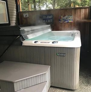 Hot Tub Hideaway Διαμέρισμα Shawnigan Lake Exterior photo