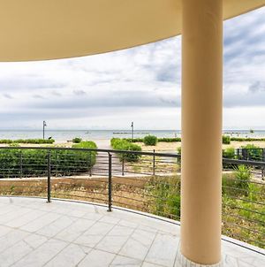 Beachfront Luxurious Newly Built 2-Bed Flat With Stunning Sea Views & Terrace Roseto Degli Abruzzi Exterior photo
