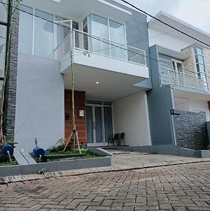 Villa Ravindra Syariah Tlekung Exterior photo