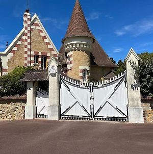 Le Donjon Βίλα Tourgeville Exterior photo
