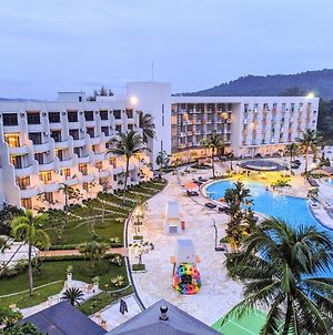 Harris Resort Batam Waterfront Exterior photo