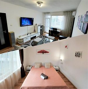 3 Rooms Apartment, Center, 1St Floor, Aubg, Free Parking, 3 Led Tvs 200 Channels, Wifi, Terrace, Easy Check-In, Stay Before Greece Μπλαγκόεβγκραντ Exterior photo