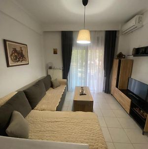 Lovely 2-Bedroom Appartement With Free Parking Αγία Τριάδα Exterior photo