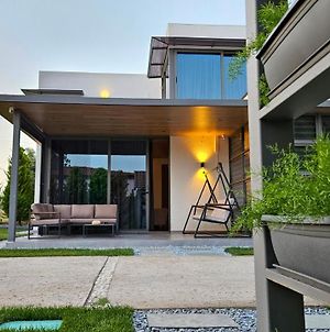 Modern Steel & Glass Smart House With Home Cinema Νέα Πλάγια Exterior photo
