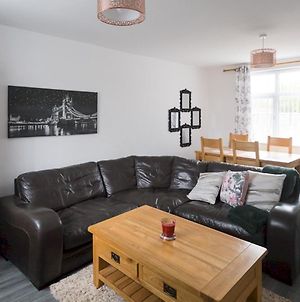 Pass The Keys Beautiful 3 Bed Home Near Mcr Airport With Parking Cheadle  Exterior photo