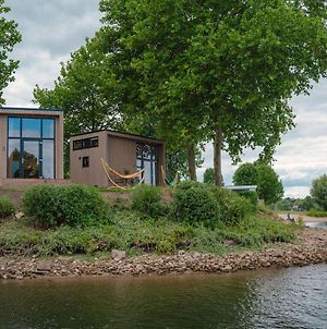 Cozy Tiny House On The Water, Located In A Holiday Park In The Betuwe Maurik Exterior photo