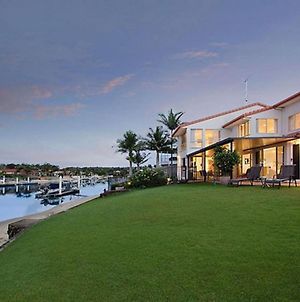 Large Waterfront Family Home Maroochydore Exterior photo