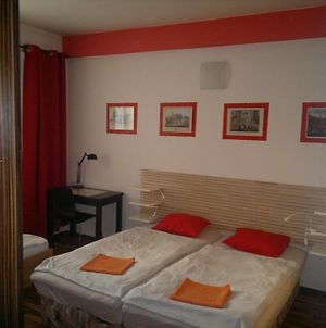 Red Apartment Μπρατισλάβα Room photo