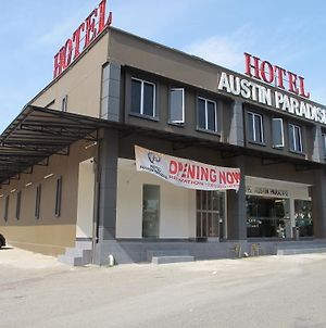 Hotel Austin Paradise - Taman Pulai Utama Τζόχορ Μπάχρου Exterior photo