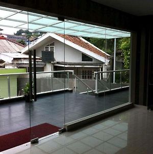 J Residence Hostel Ciumbuleuit Μπαντούνγκ Exterior photo