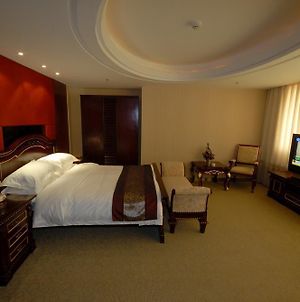 Luoyang Quanjude Hotel Room photo
