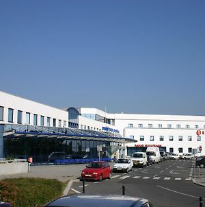 Ramada Airport Hotel Prague Πράγα Exterior photo