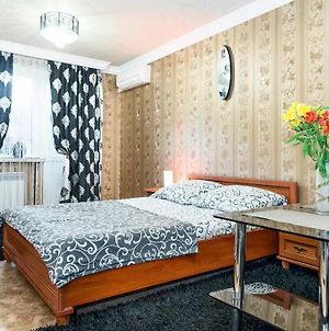 Apartment On Nezalezhnoy Ukrаiny Near Intourist Hotel Zaporizhia Exterior photo