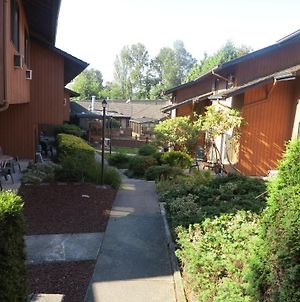 Lake City Inn And Suites Μπέρναμπι Exterior photo