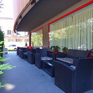 Universal Ξενοδοχείο Ντούπνιτσα Exterior photo