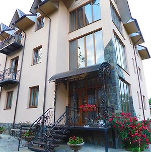 Glanz Bed and Breakfast Γιαρέμτσε Exterior photo