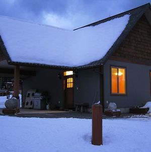 Mountain Town Properties Aladars Guest Cabin Ξενοδοχείο Rossland Exterior photo