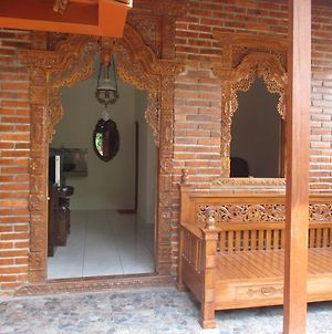 Rumah Ukhi Γιογκιακάρτα Exterior photo