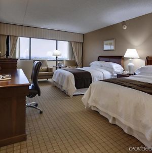 Doubletree By Hilton Hotel Newark Airport Room photo