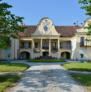 Chateau De Mathod Bed and Breakfast Exterior photo
