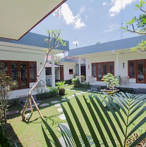 Riyuri Guest House Canggu Exterior photo