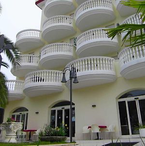 Hotel Eva Alba Adriatica Exterior photo