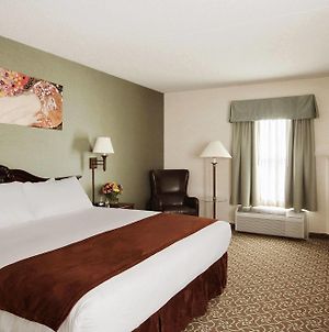 D. Hotel Suites & Spa Holyoke Exterior photo