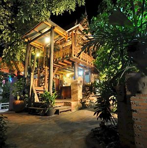 Ayutthaya Bouchic Hostel Exterior photo