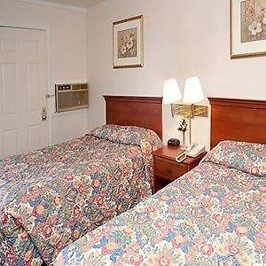 Econo Lodge Inn & Suites Shelburne Room photo
