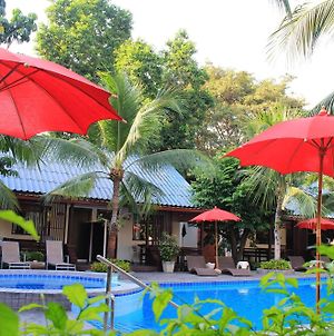 The Beach Garden Resort Pattaya Exterior photo
