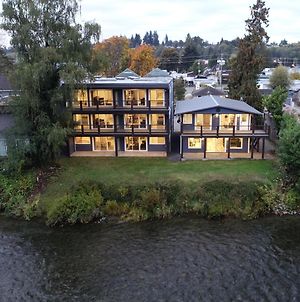 Chateau Riverside Campbell River Exterior photo