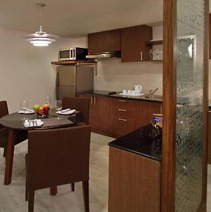 Four Points By Sheraton Hotel And Serviced Apartments Πούνε Room photo