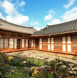 Bukyungdang Hanok Guesthouse Jeonju Exterior photo