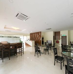 Oyo Rooms Kota Damansara Giza Petaling Jaya Exterior photo