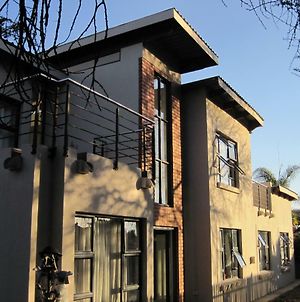 Home @ Harry'S Pretoria-Noord Exterior photo