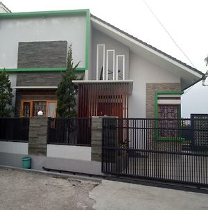Homestay Syariah Cileunyi, Bandung Timur Exterior photo