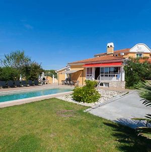 Villa Vedorna - Large Luxury House With Pool, Wellness Room With Jacuzzi & Sauna, Game Room, Children'S Playground & Bbq, Pomer, Istria Exterior photo